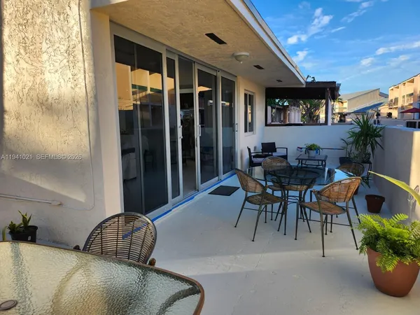 $479,000 | 9195 Fontainebleau Boulevard, Unit 6, Miami, FL 33172