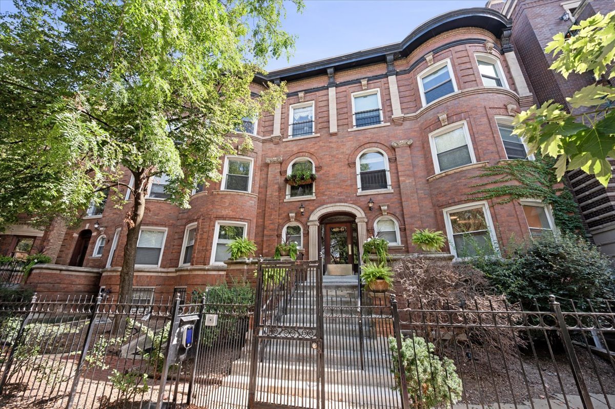 4053 North Sheridan Road, Unit 3 Chicago, IL 60613 - Photo 1 of 14 Gallery Image 1