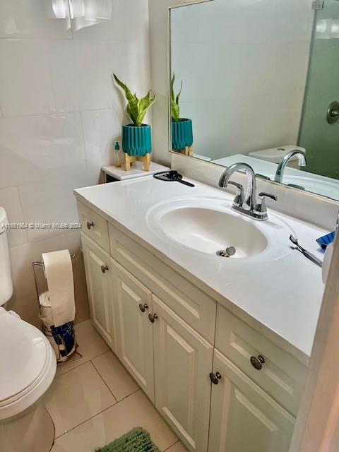 6100 Northwest 44th Street, Unit 405 Lauderhill, FL 33319 - Photo 33 of 46 a bathroom with a sink and a mirror