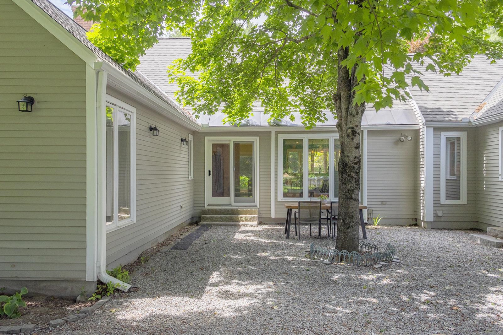 860 Briar Hill Road Hopkinton, NH 03229 - Photo 5 of 47