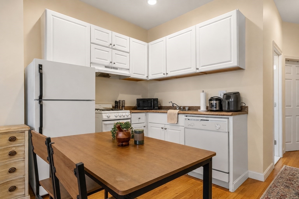 28 Phillips Street, Unit 1 Boston, MA 02114 - Photo 6 of 12