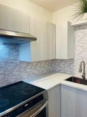 $350,000 | 2899 Collins Avenue, Unit 648, Miami Beach, FL 33140