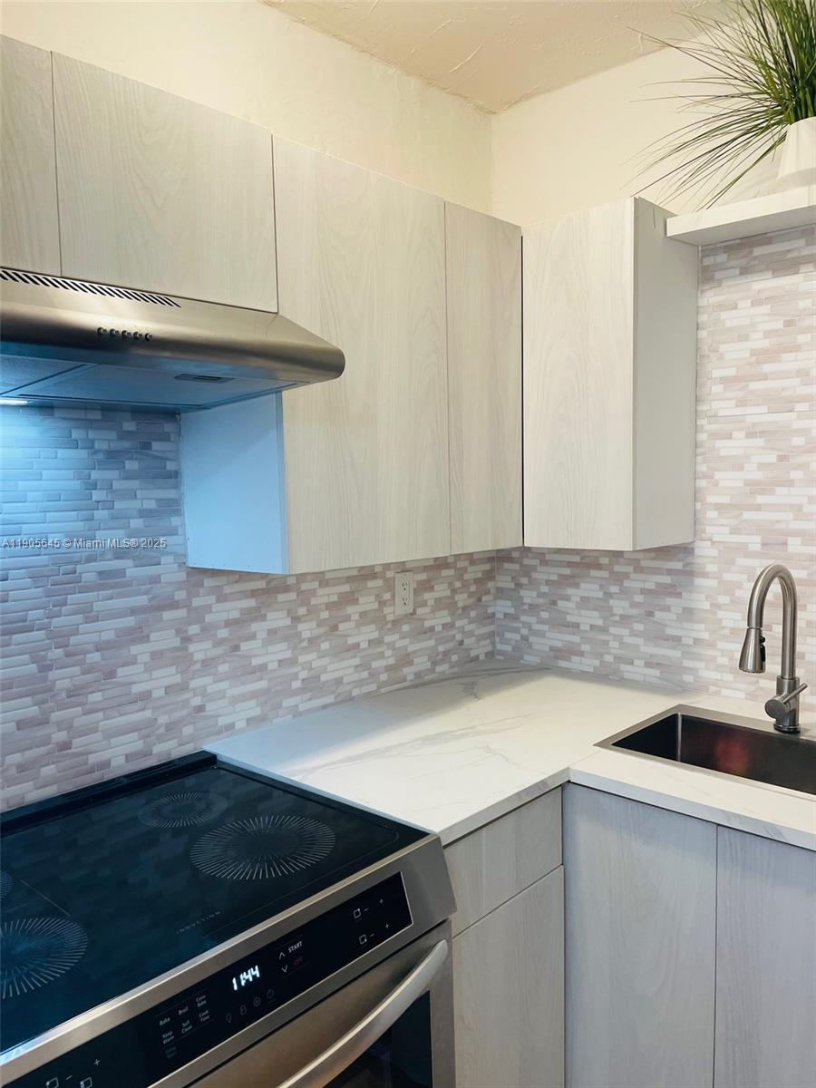 2899 Collins Avenue, Unit 648 Miami Beach, FL 33140 - Photo 4 of 19