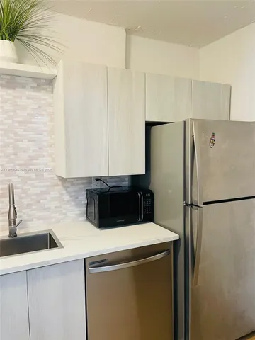 $350,000 | 2899 Collins Avenue, Unit 648, Miami Beach, FL 33140