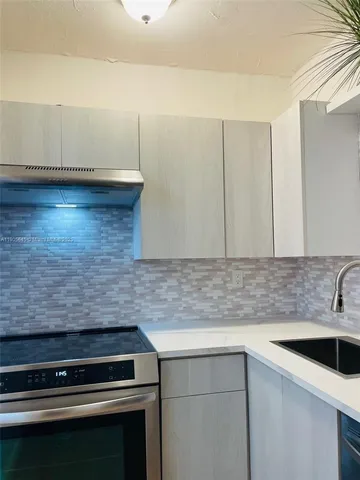 $350,000 | 2899 Collins Avenue, Unit 648, Miami Beach, FL 33140