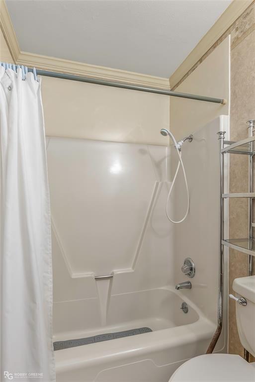 3073 Risinger Drive Shreveport, LA 71119 - Photo 22 of 39 a bathroom with a bathtub and a shower