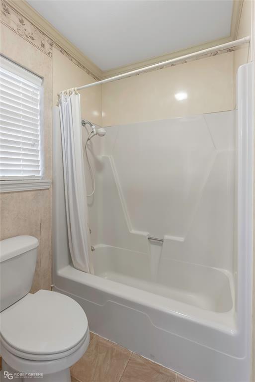3073 Risinger Drive Shreveport, LA 71119 - Photo 28 of 39 a bathroom with a toilet and a shower