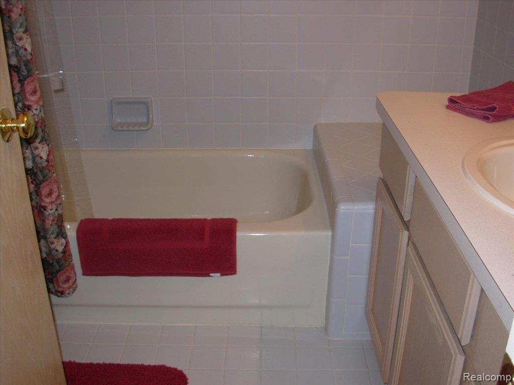 16681 Fieldstone Ridge, Unit 7 Macomb, MI 48042 - Photo 11 of 15 2nd full bath 1A