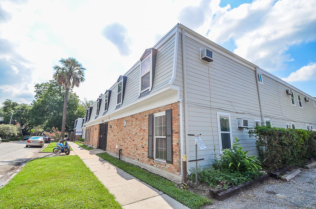 a view of a back yard of the house