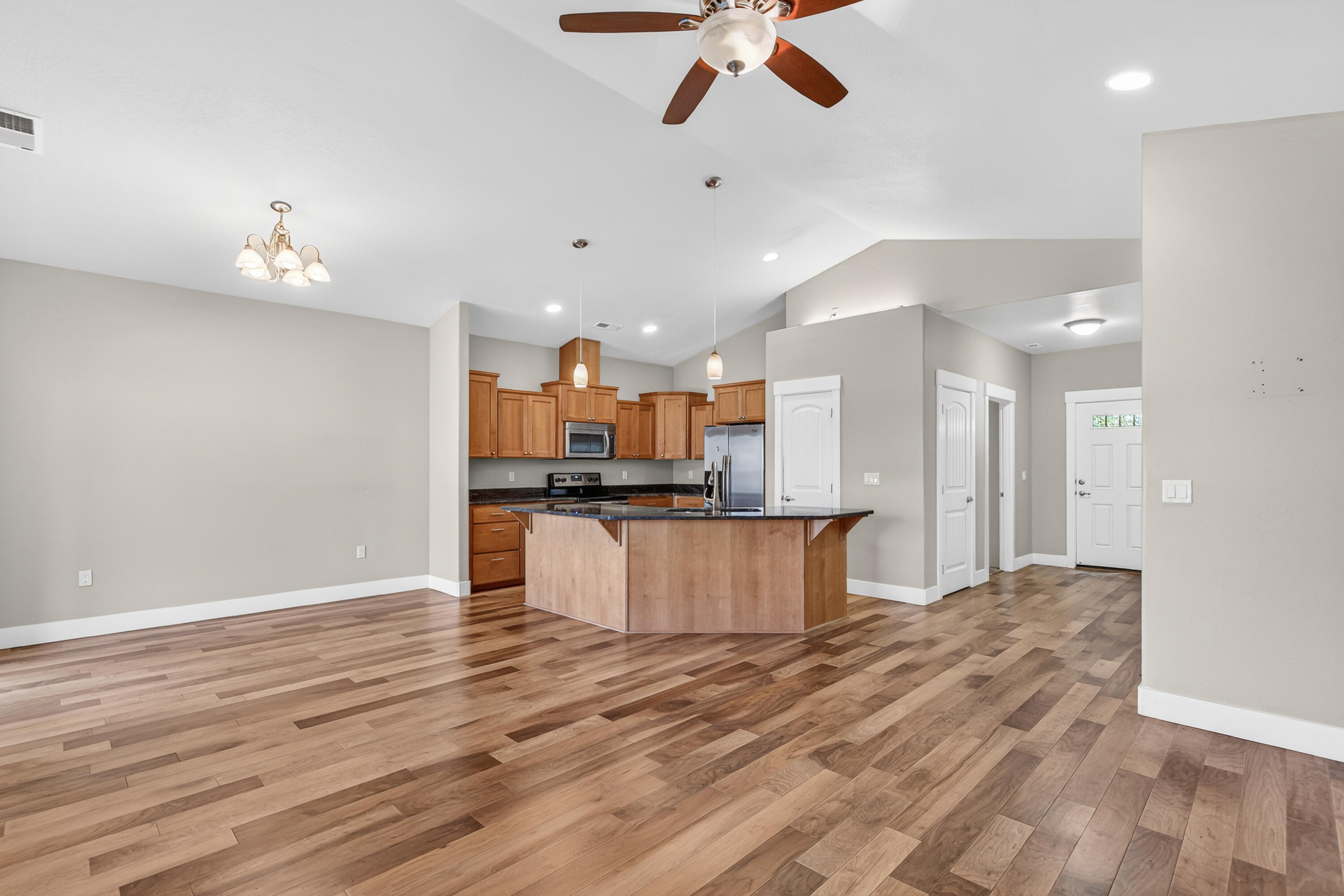989 Pendleton Drive Medford, OR 97501 - Photo 2 of 26 10-10