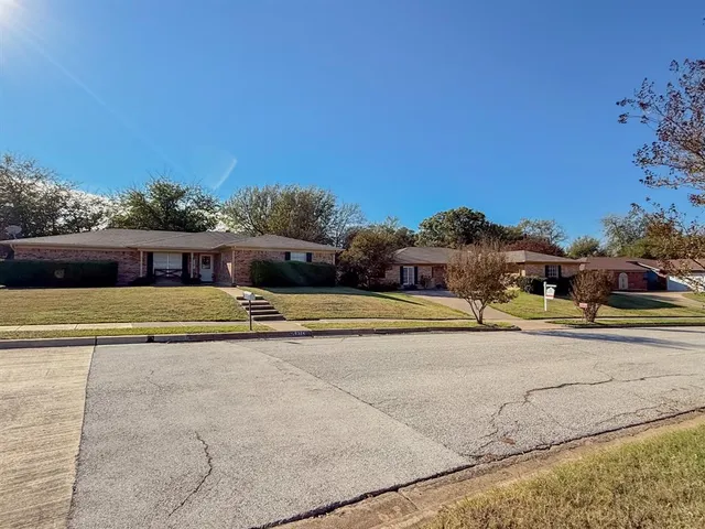 $299,900 | 6320 Arthur Drive, Edgecliff Village, TX 76134