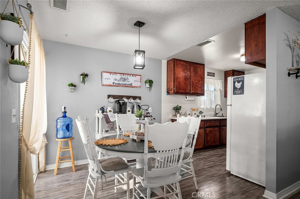 12827 Tamiani Road Apple Valley, CA 92308 - Photo 13 of 46