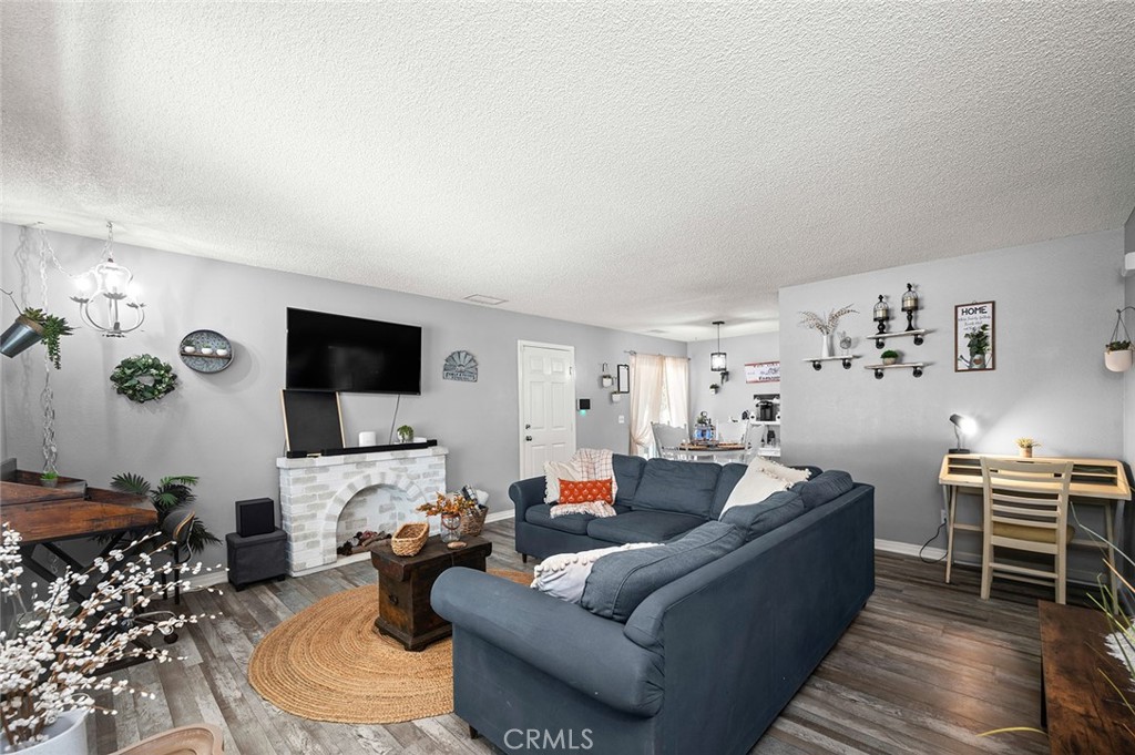 12827 Tamiani Road Apple Valley, CA 92308 - Photo 8 of 46