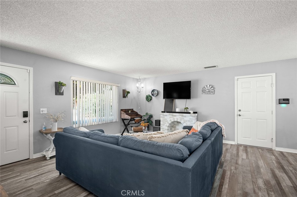 12827 Tamiani Road Apple Valley, CA 92308 - Photo 9 of 46