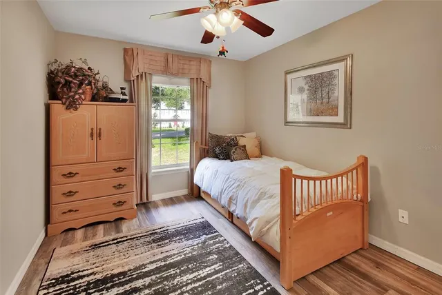 a view of an house with backyard and garden