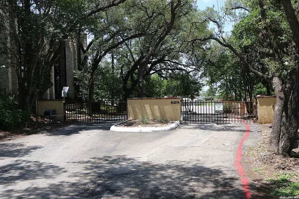 $1,350 | 8642 Fredericksburg Road, Unit 406, San Antonio, TX 78240