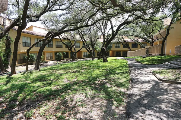 $1,350 | 8642 Fredericksburg Road, Unit 406, San Antonio, TX 78240