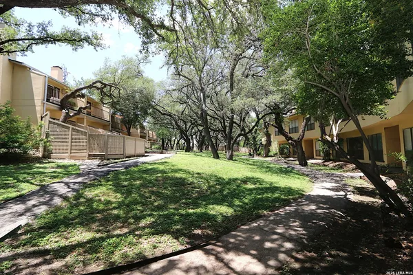 $1,350 | 8642 Fredericksburg Road, Unit 406, San Antonio, TX 78240