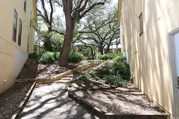 $1,350 | 8642 Fredericksburg Road, Unit 406, San Antonio, TX 78240