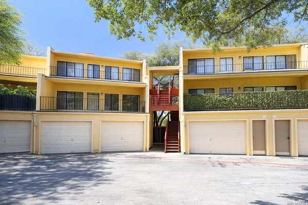 $1,350 | 8642 Fredericksburg Road, Unit 406, San Antonio, TX 78240