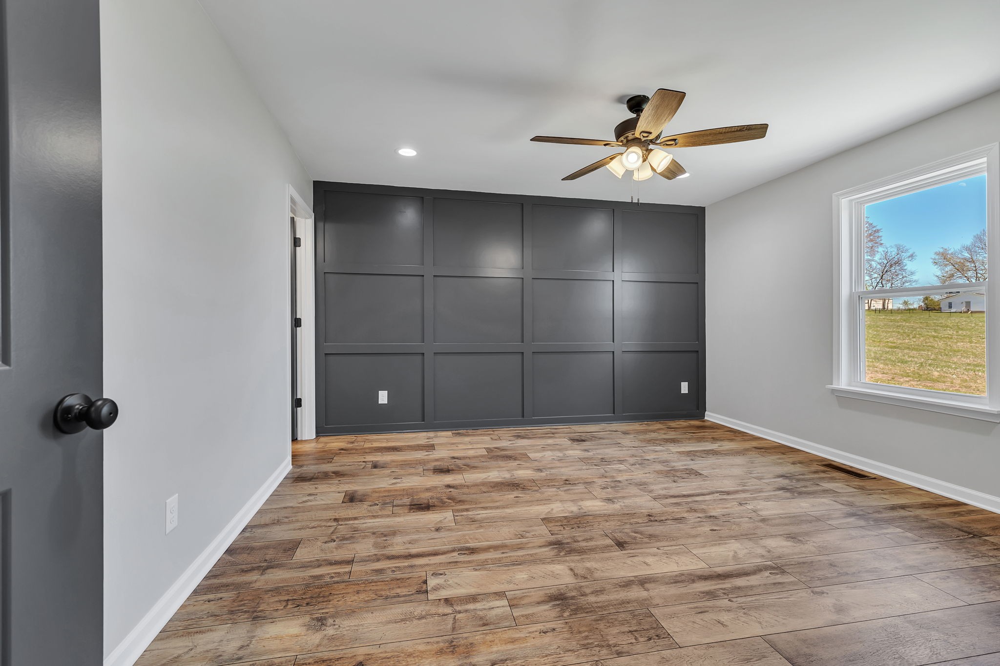 127 Lock 6 Road Hartsville, TN 37074 - Photo 20 of 35 a view of a livingroom with a ceiling fan and window