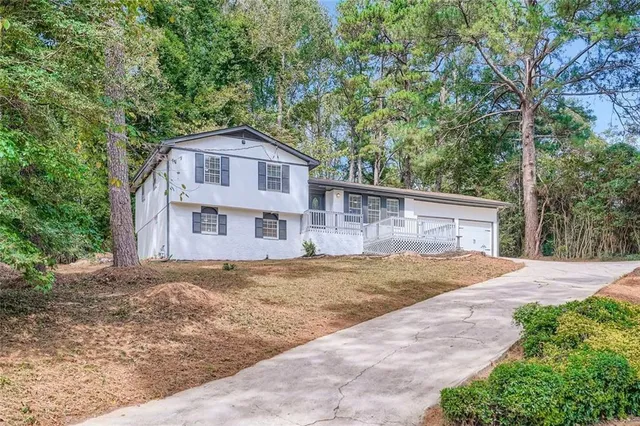 a view of a house with a yard