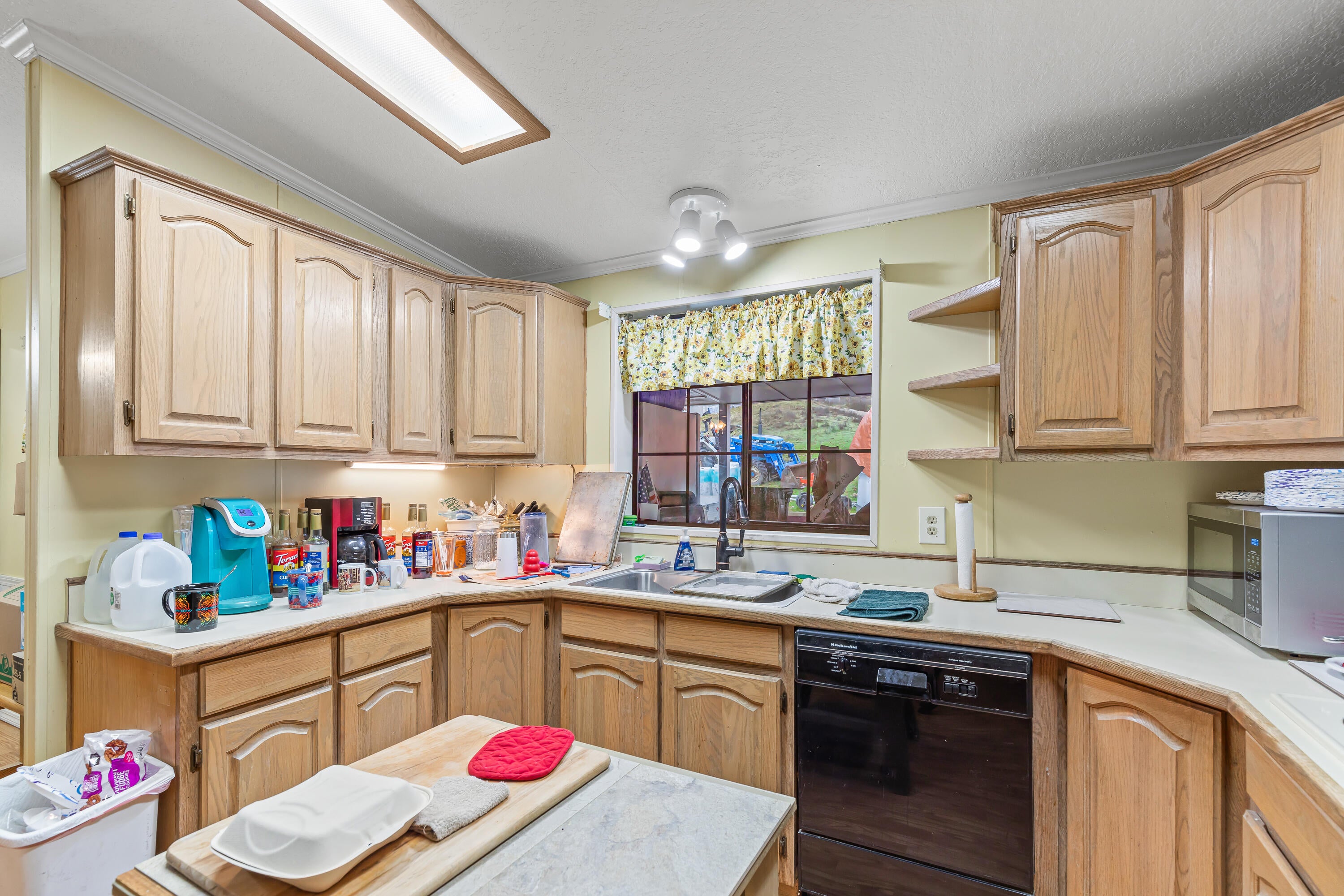 20960 Antioch Road White City, OR 97503 - Photo 13 of 28 Kitchen with island, breakfast nook area, eating bar and abundance of cabinets for storage
