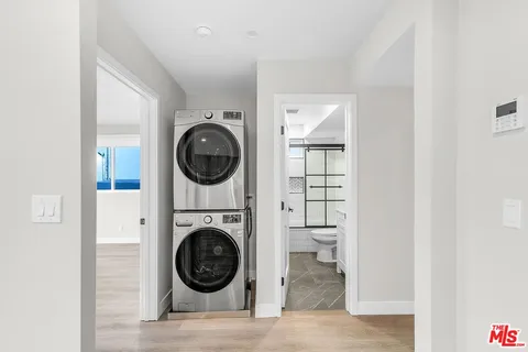 a view of a livingroom with washer and dryer