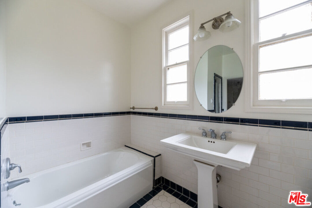9237 Doheny Road West Hollywood, CA 90069 - Photo 13 of 14 a bathroom with a sink a mirror and a bathtub