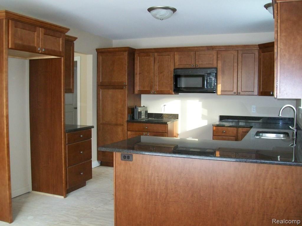 2468 Melvin Avenue Rochester, MI 48307 - Photo 11 of 17 091.jpg