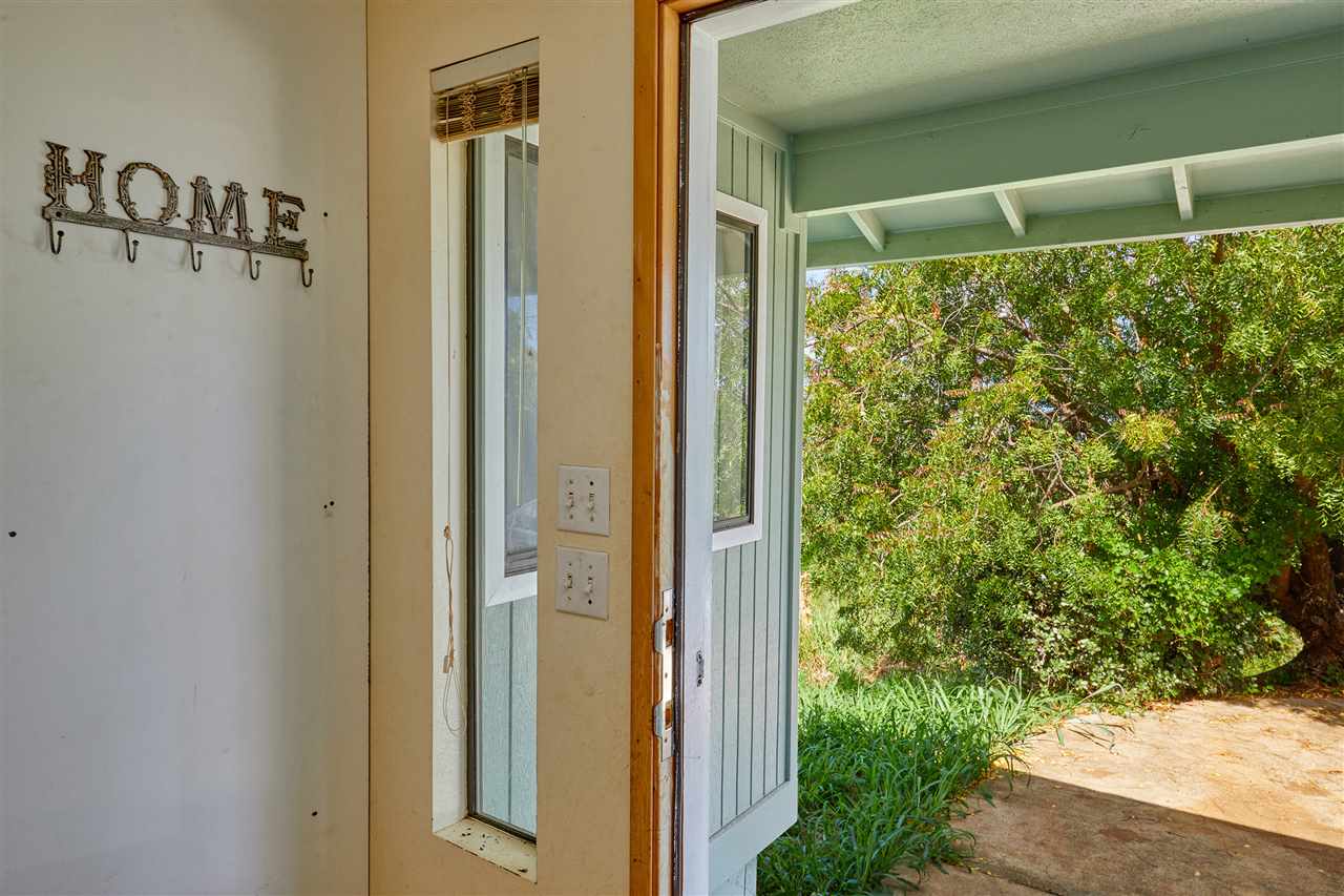 5 Piliwale Road Kula, HI 96790 - Photo 19 of 22 a view of bathroom with a shower and a mirror