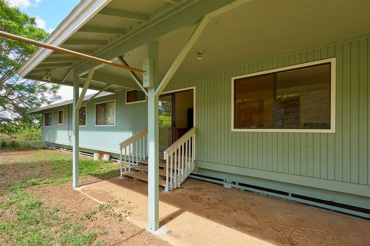 5 Piliwale Road Kula, HI 96790 - Photo 9 of 22 a view of a house with a backyard
