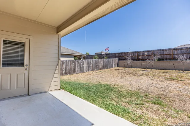 a view of a backyard