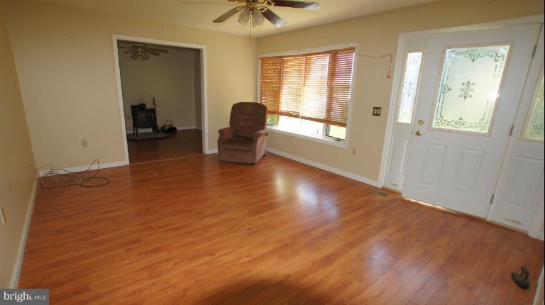 12400 River Road Ridgely, MD 21660 - Photo 2 of 16 Living Room