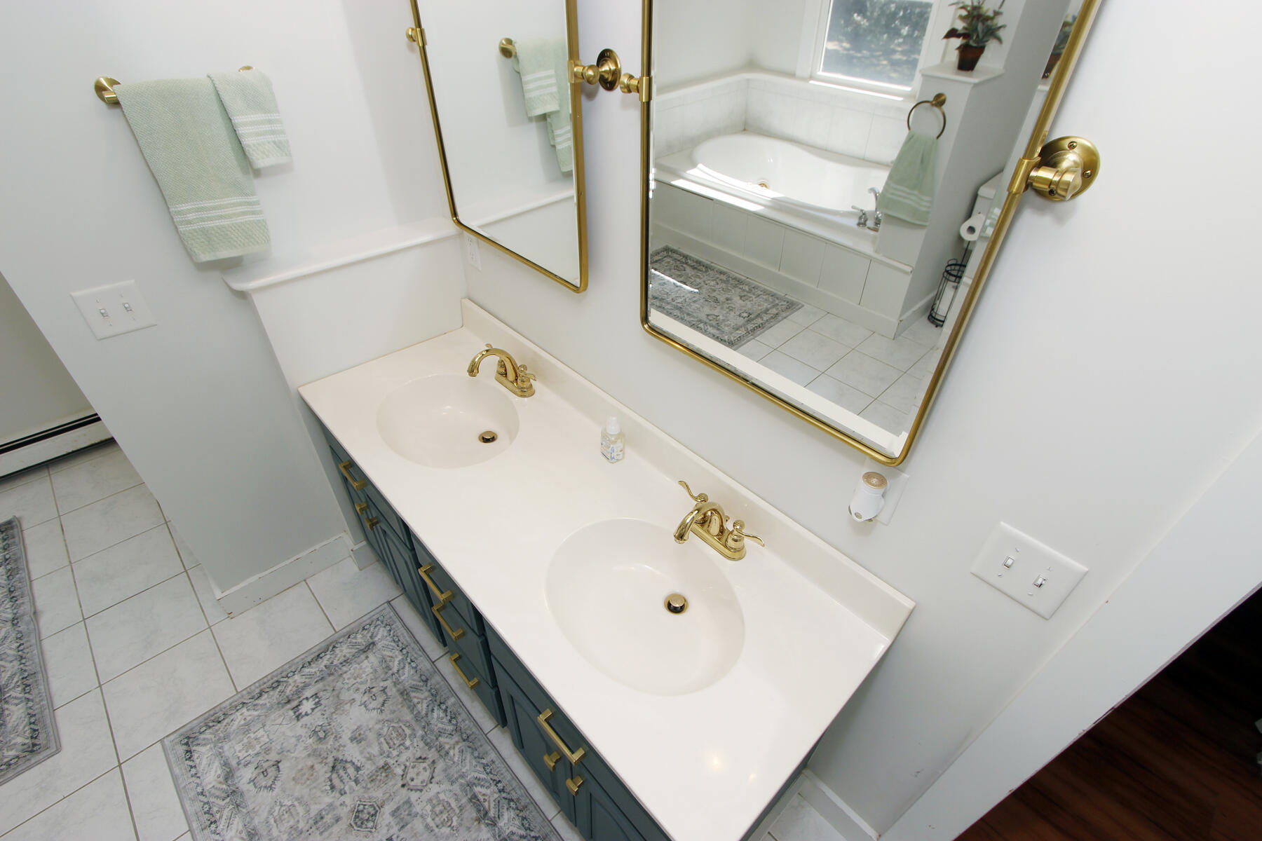 70 Deerfield Lane Eastham, MA 02642 - Photo 29 of 48 a bathroom with a bathtub