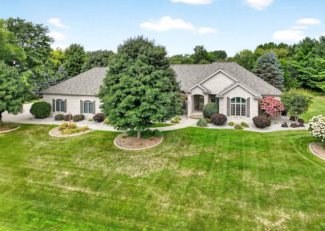$899,900 | 4351 North Sugar Maple Lane, Appleton, WI 54913