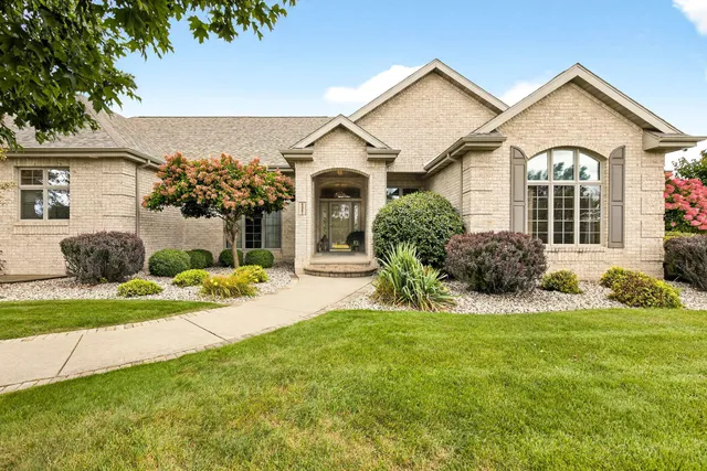 $899,900 | 4351 North Sugar Maple Lane, Appleton, WI 54913