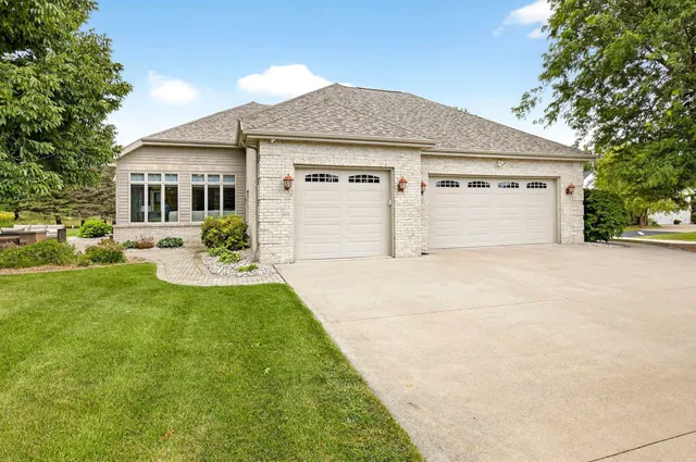 $899,900 | 4351 North Sugar Maple Lane, Appleton, WI 54913
