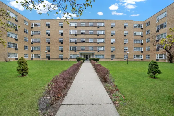 $1,575 | 6161 North Hoyne Avenue, Unit 504, Chicago, IL 60659