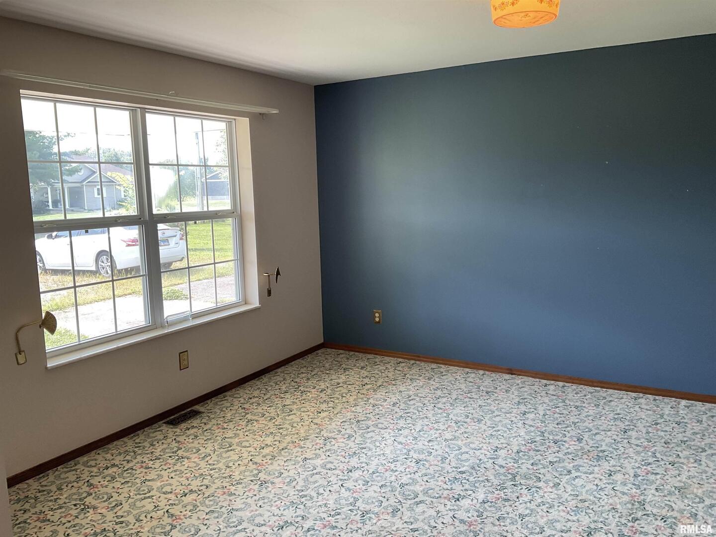 12 Hickory Road Nashville, IL 62263 - Photo 14 of 57 an empty room with a window