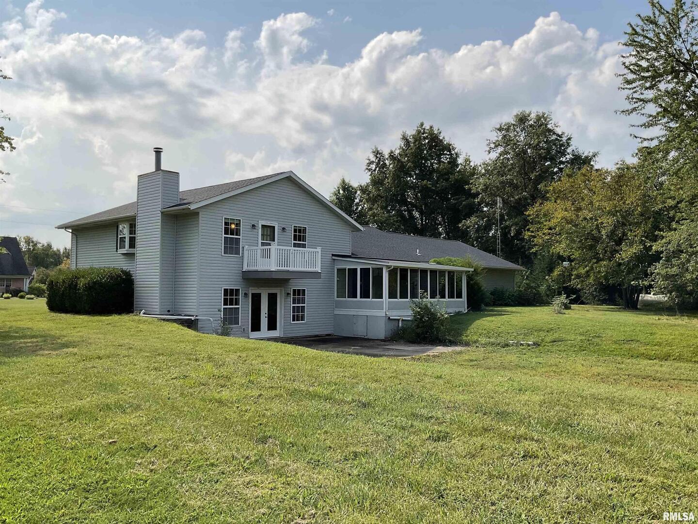 12 Hickory Road Nashville, IL 62263 - Photo 4 of 57 a front view of a house with garden