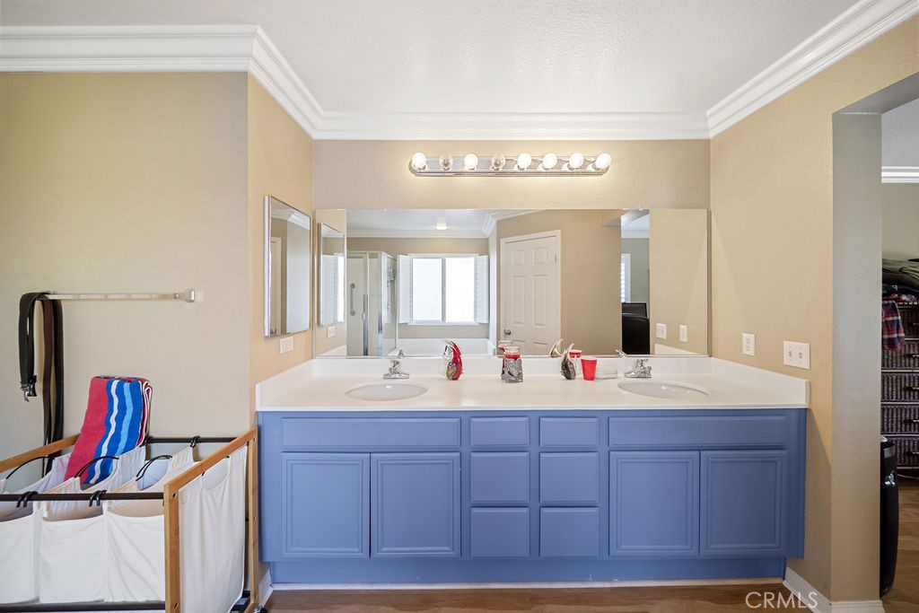 7606 Isla Street Hemet, CA 92545 - Photo 23 of 41 a view of two sink a mirror and a washer