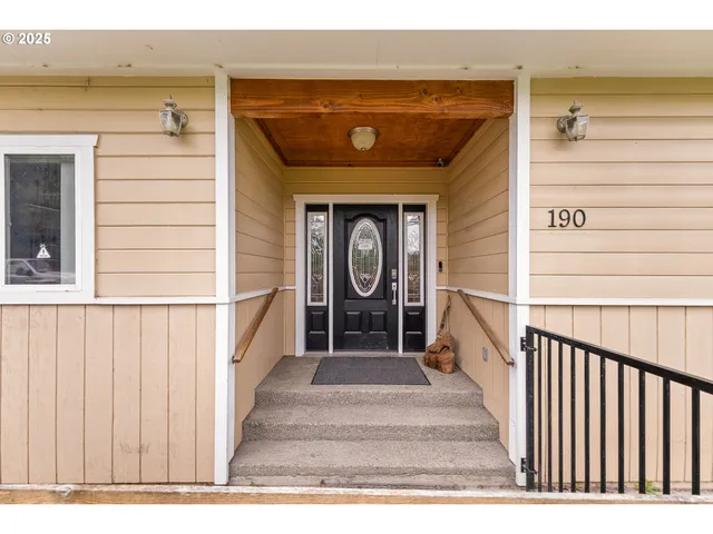 a view of a entrance door of the house
