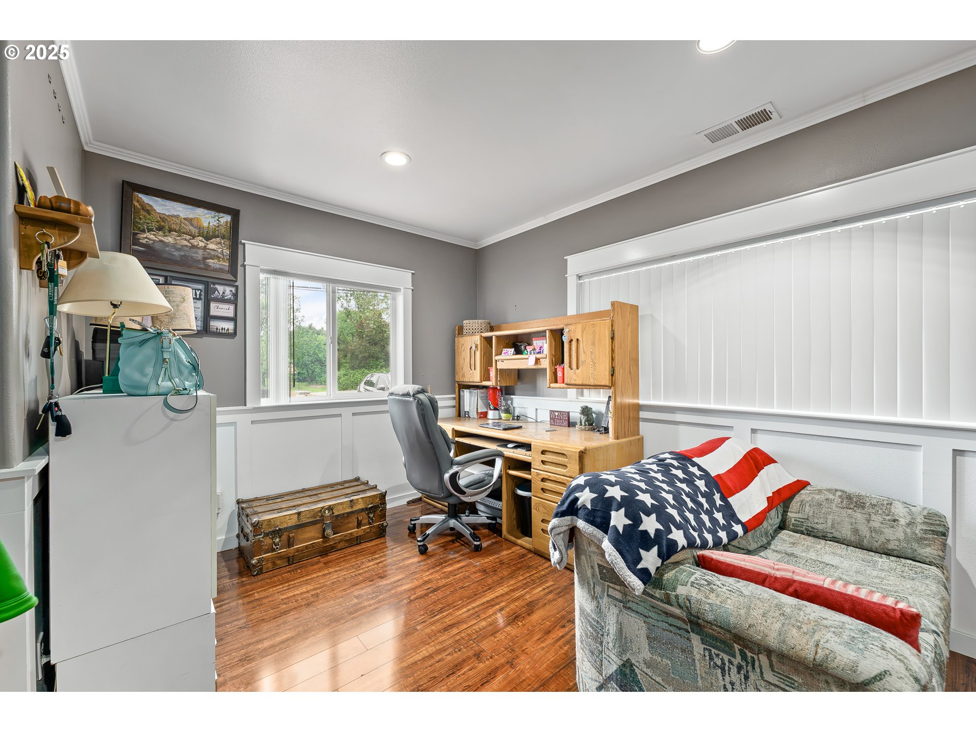 190 Walnut Street Myrtle Creek, OR 97457 - Photo 14 of 48 a living room with furniture and a flat screen tv