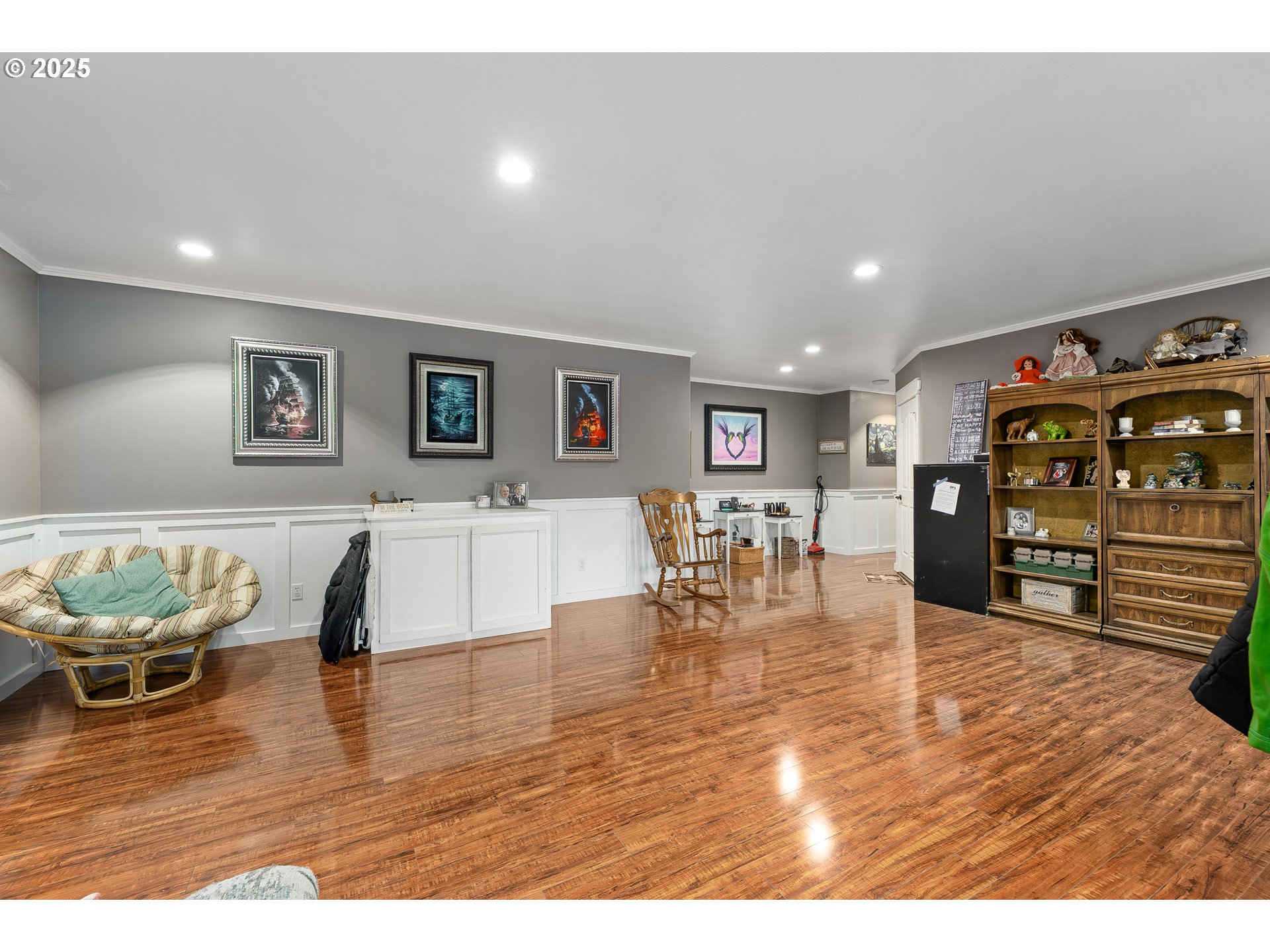 190 Walnut Street Myrtle Creek, OR 97457 - Photo 15 of 48 a living room with furniture and wooden floor