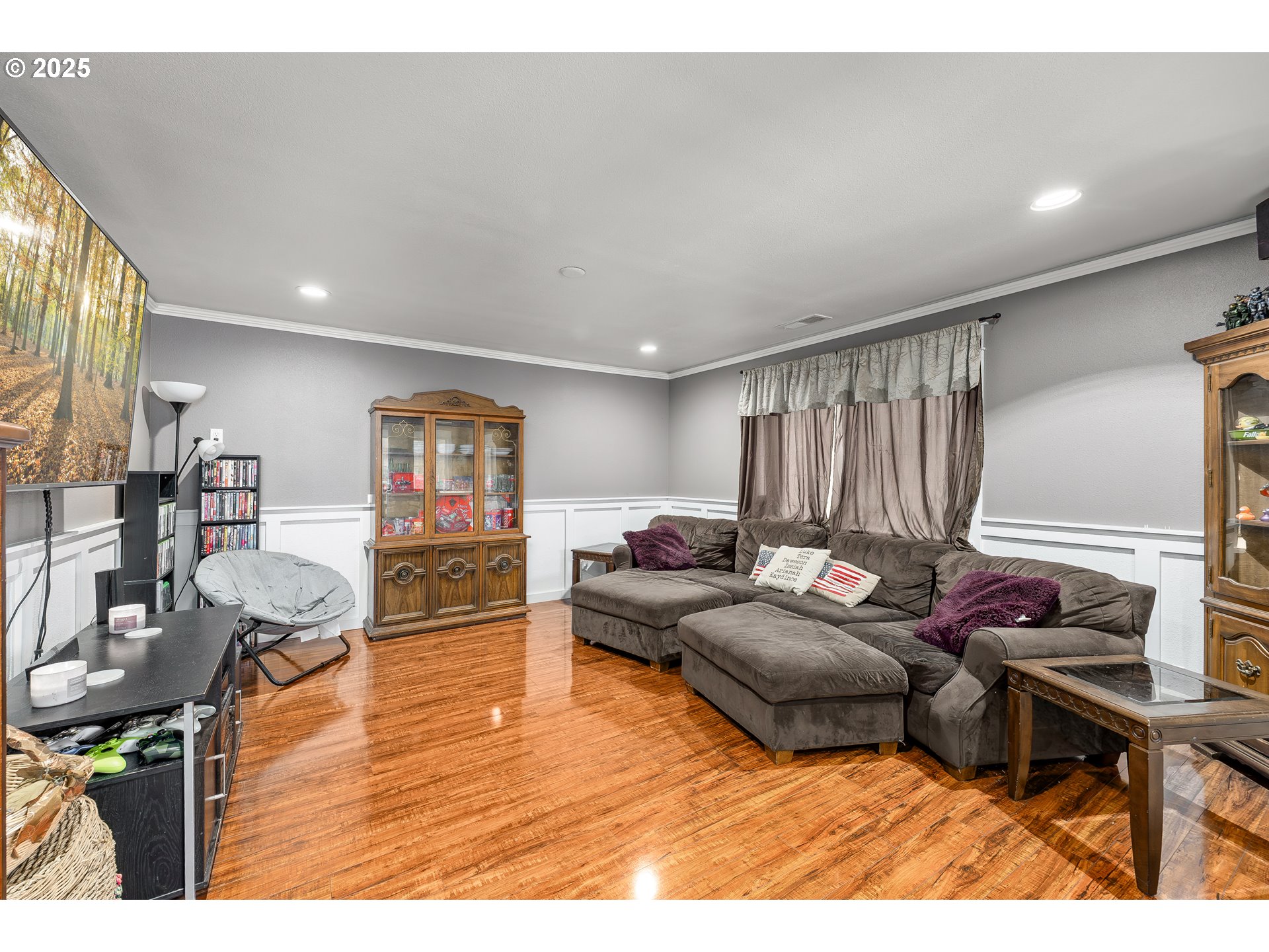 190 Walnut Street Myrtle Creek, OR 97457 - Photo 23 of 48 a living room with furniture and a wooden floor