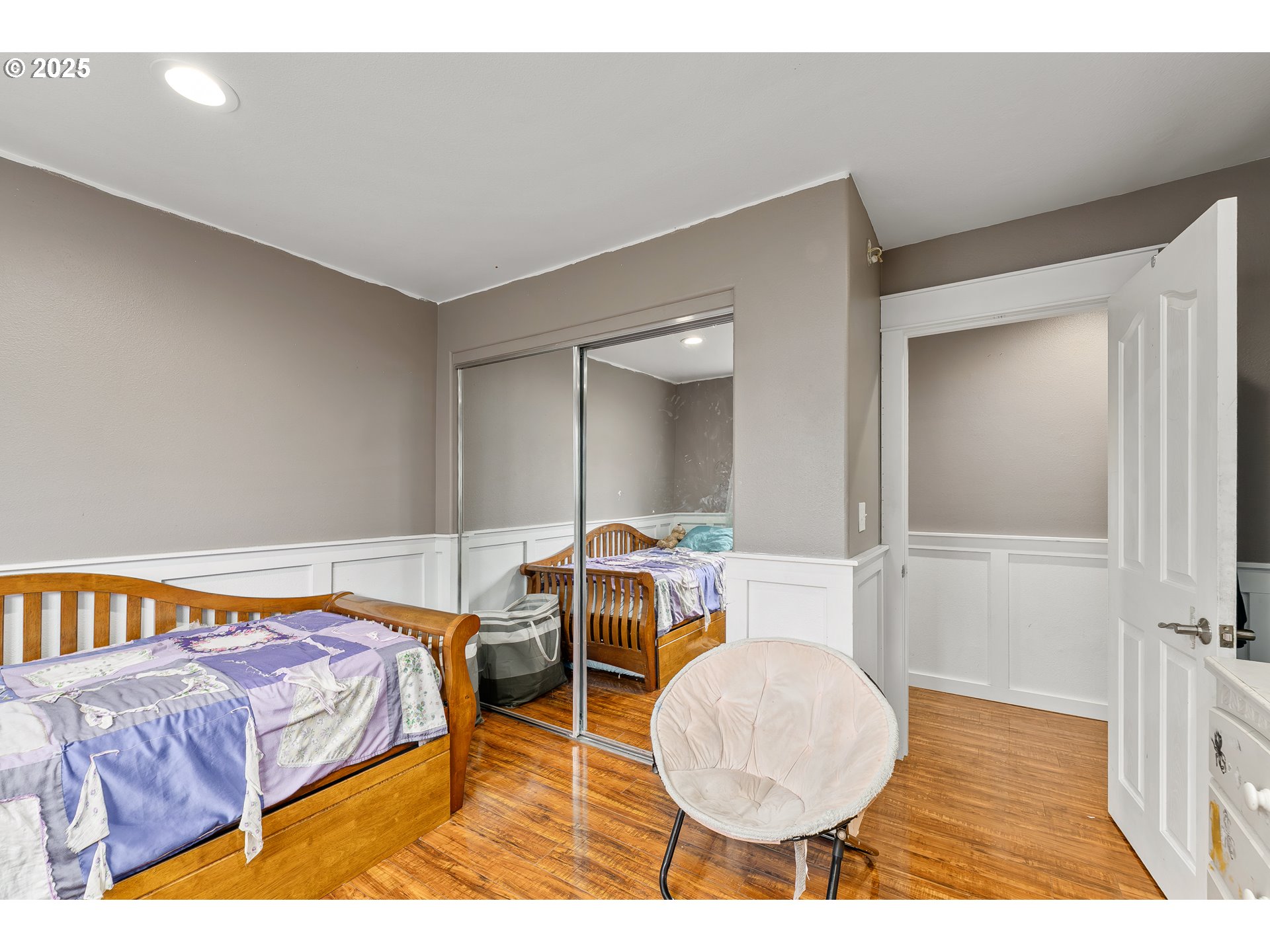 190 Walnut Street Myrtle Creek, OR 97457 - Photo 29 of 48 a bedroom with a bed and a table