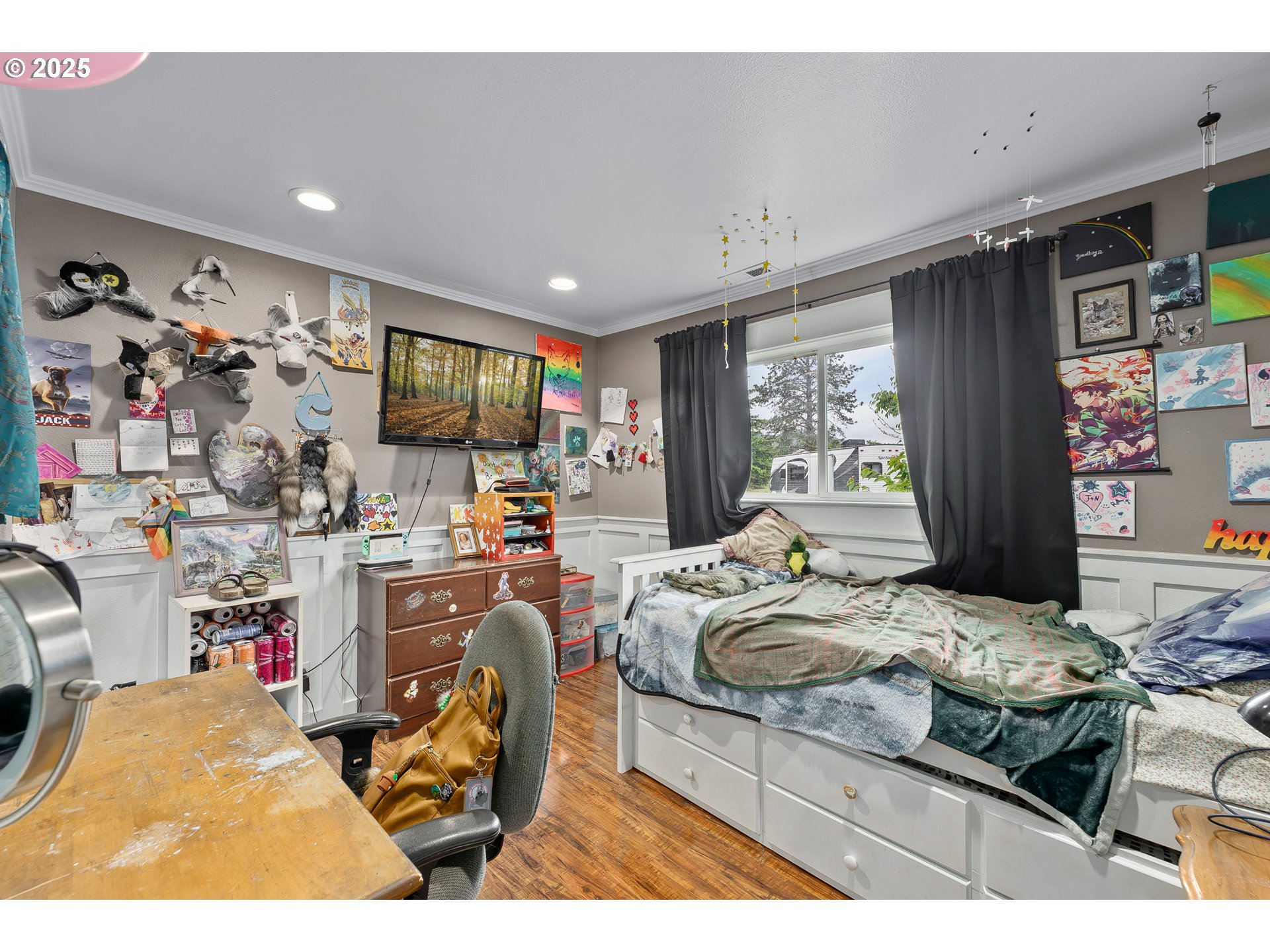 190 Walnut Street Myrtle Creek, OR 97457 - Photo 31 of 48 a living room with furniture and a window