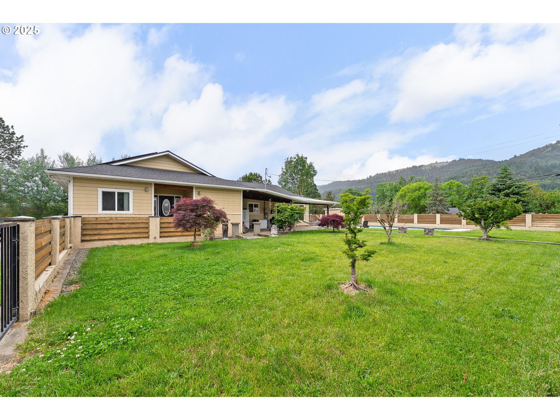 190 Walnut Street Myrtle Creek, OR 97457 - Photo 9 of 48 a front view of a house with garden