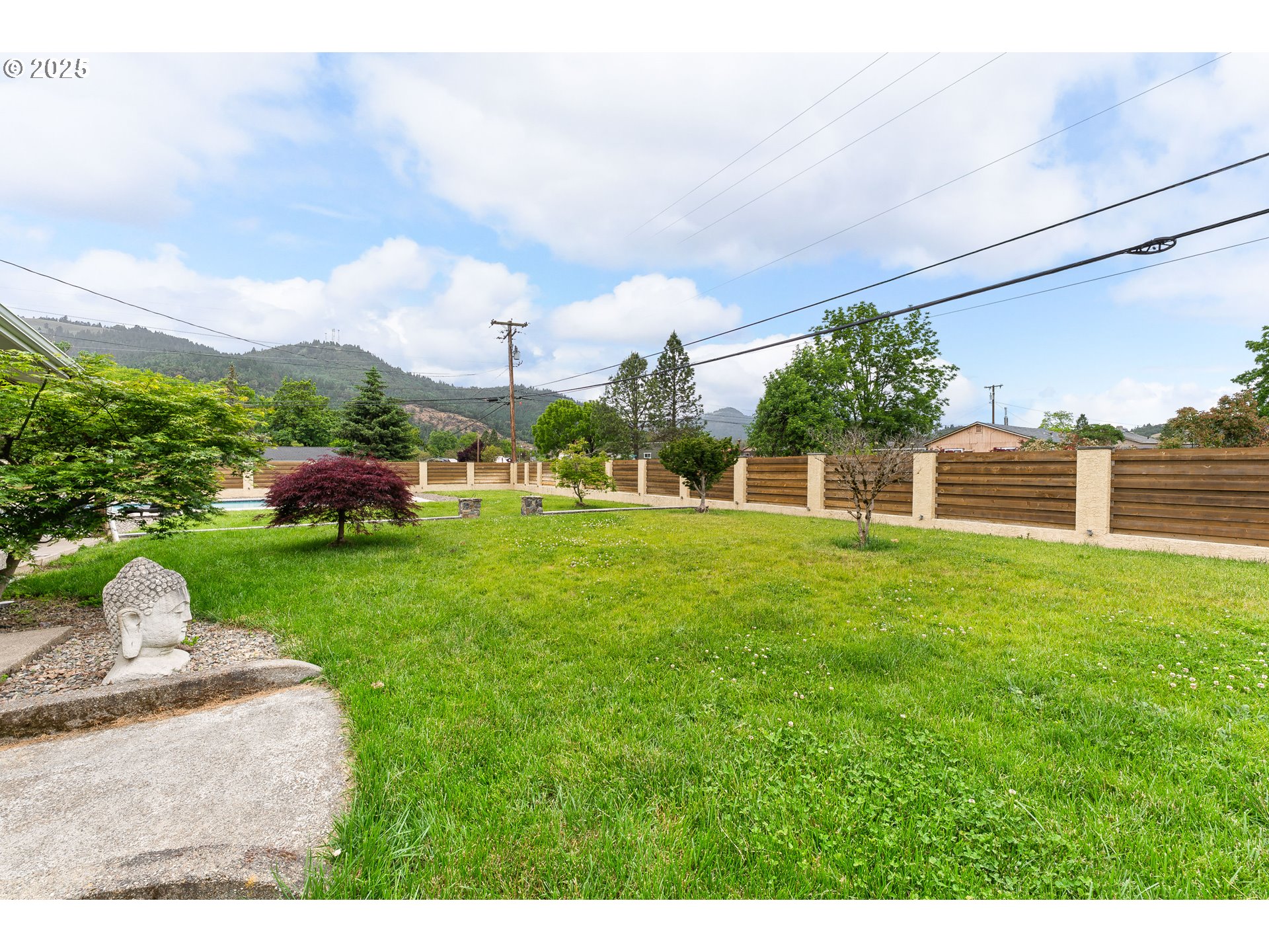 190 Walnut Street Myrtle Creek, OR 97457 - Photo 10 of 48 a front view of a house with a yard